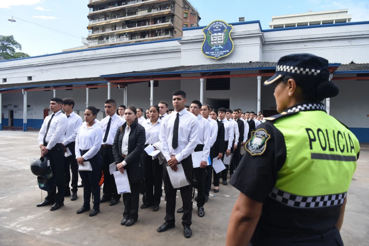 CON DISCIPLINA CASTRENSE. Los aspirante aguardaron su turno formados y custodiados en el patio de la Escuela de Policía.