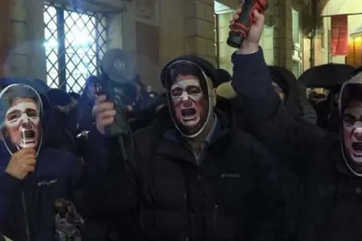 Italia: con máscaras de Milei y amoladoras protestaron manifestantes de ultraderecha