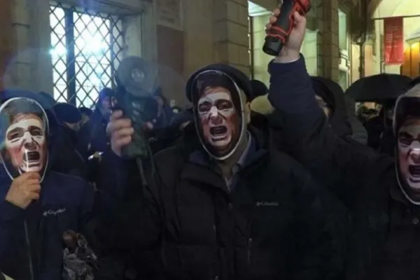Italia: con máscaras de Milei y amoladoras protestaron manifestantes de ultraderecha
