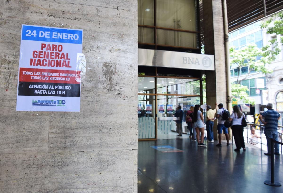 MEDIDA DE FUERZA. La Bancaria anunció que, a partir de las 10, cesará la atención al público. LA GACETA/FOTO DE ANALÍA JARAMILLO