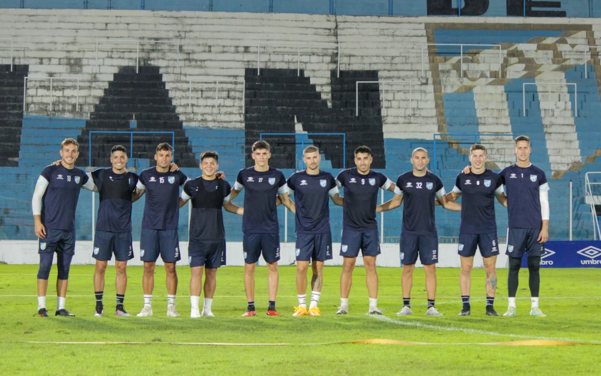 REFUERZOS. Durso, Castro, Breitenbruch, Ortiz, Ambrogio, Servetto, Bajamich, Infante, Ferrari y Devecchi posaron en el Monumental. 