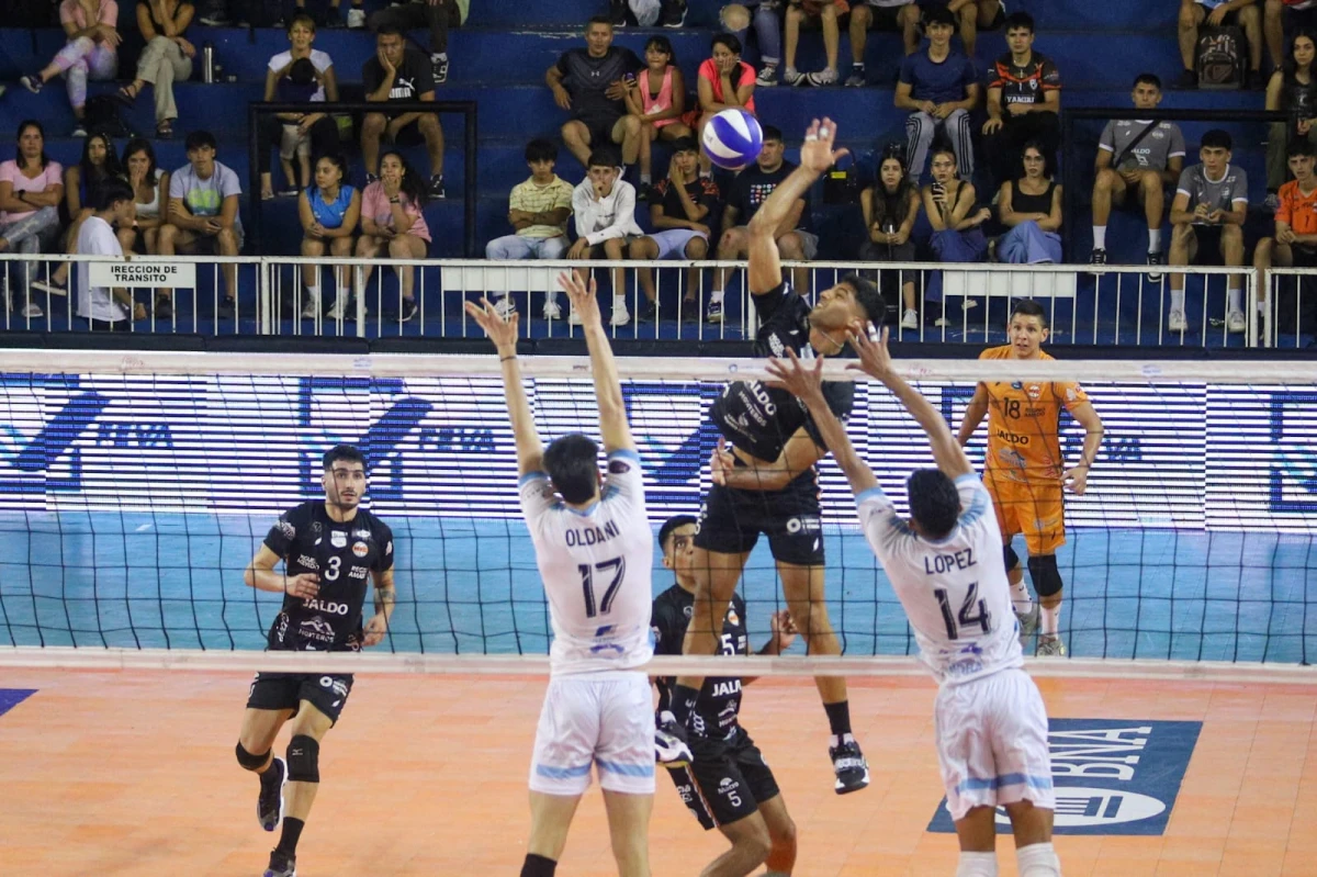 BUEN APORTE. Luna Slaibe por el centro fue desequilibrante y obligó a que Tucumán de Gimnasia defendiera intensamente. FOTO PRENSA MONTEROS VÓLEY.