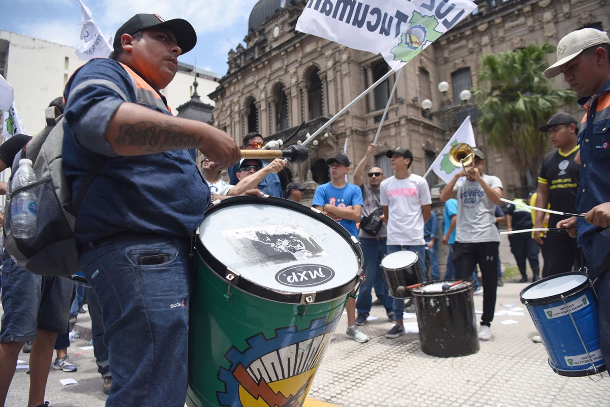 CON LOS BOMBOS DE FONDO. No faltó la “banda” para los cánticos