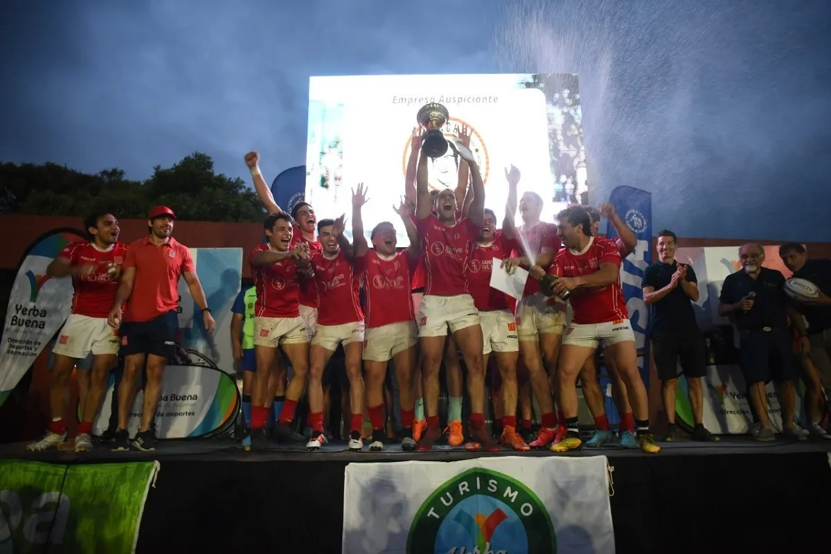 EN LO MÁS ALTO. El capitán de Los Tarcos, Nicolás Alvizo, levantó el año pasado la Copa del Seven de Yerba Buena. LA GACETA/Foto de Diego Aráoz.