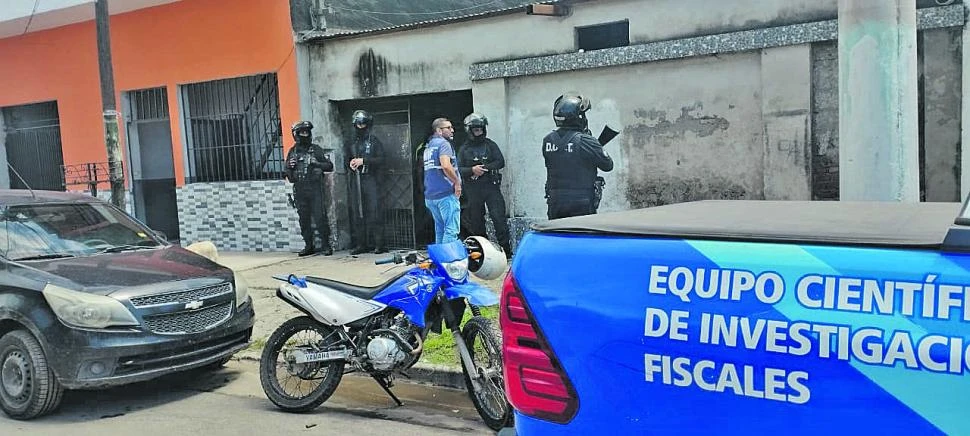 BIEN CUSTODIADO. Policías montan guardia en una de las viviendas que fue allanada en los últimos días.