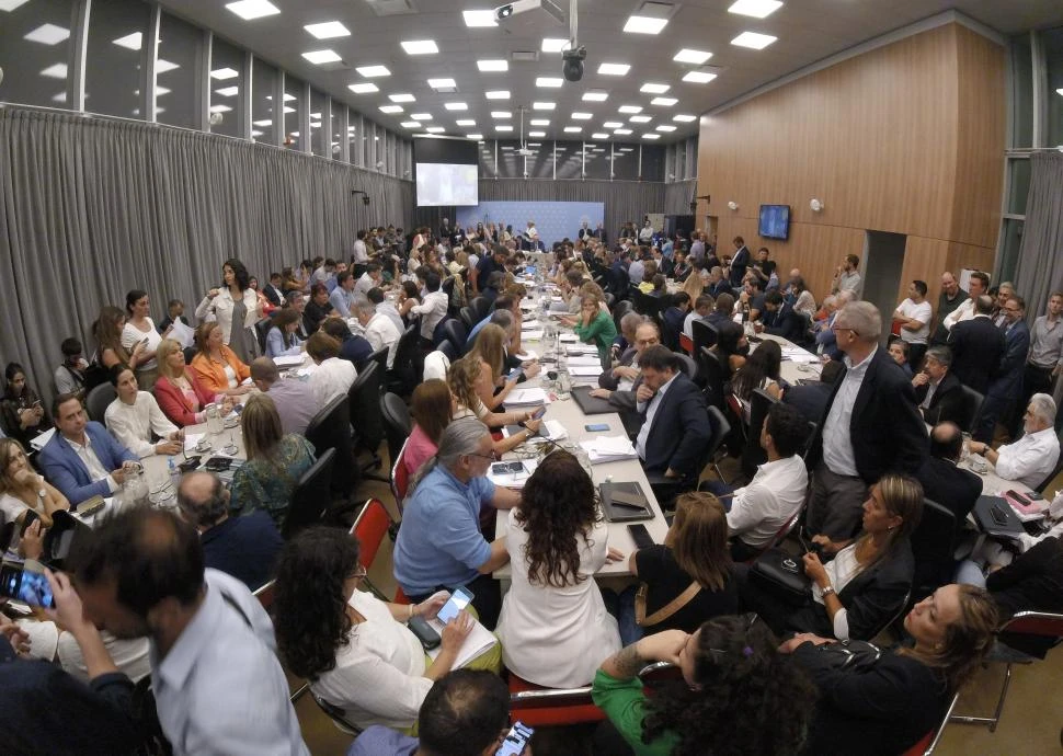 PLENARIO DE COMISIONES. A las 20.30 comenzó un arduo debate, que continuaba al cierre de la edición. 