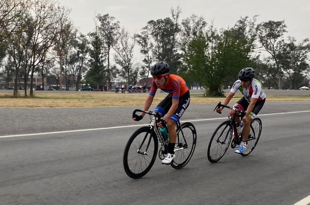 DESEO DE MEJORAR. Agüero se entrena cuatro horas diarías en la Pista de Ciclismo Municipal y también realiza subidas a Tafí del Valle. Foto gentileza de Santiago Agüero.