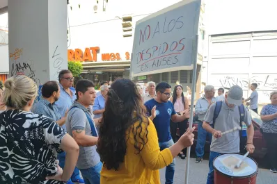 Trabajadores protestan contra los despidos en la Anses de Tucumán