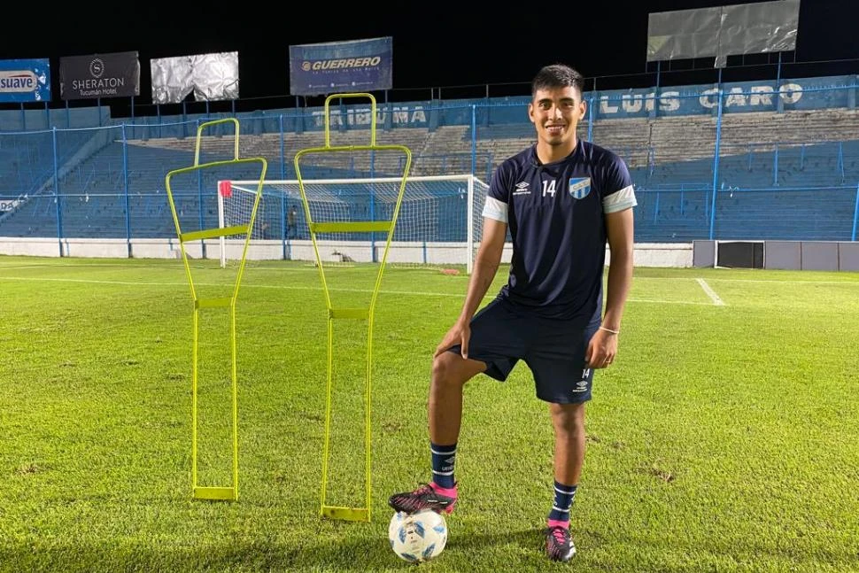 ELEMENTOS FAMILIARES. Lagos posa junto a la pelota, la barrera fija y la pechera en el ángulo superior derecho del arco del Monumental. En ese lugar, le hizo un gol de tiro libre a River jugando en Reserva. La Gaceta / foto de Daniel Alfredo Coronel