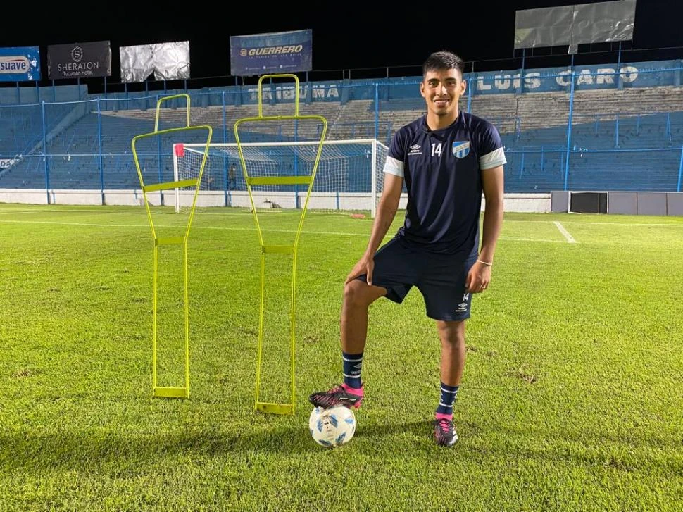 ELEMENTOS FAMILIARES. Lagos posa junto a la pelota, la barrera fija y la pechera en el ángulo superior derecho del arco del Monumental. En ese lugar, le hizo un gol de tiro libre a River jugando en Reserva. La Gaceta / foto de Daniel Alfredo Coronel