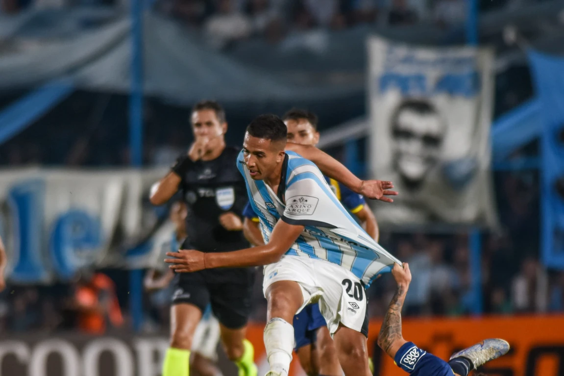 POTENCIA. Nicolás Romero corre a pesar de la infracción de O'Connor. El catamarqueño fue la figura del partido. Foto: Juan Pablo Sánchez Noli.