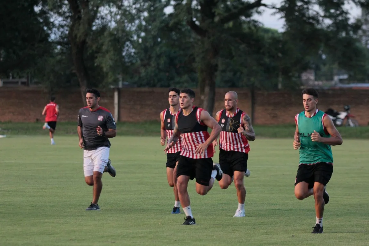 PUESTA A PUNTO. Molinas, Banegas, Arias y Kabalin se preparan para el amistoso de mañana con el conjunto salteño. Foto Casm.