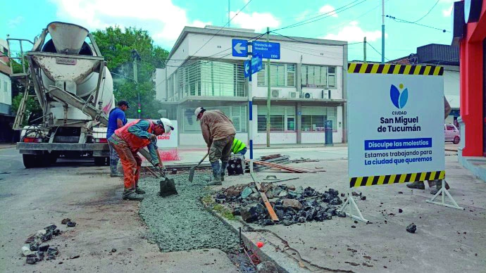 TAREAS. Hay cortes de calles y 10 líneas de bus cambian recorrido.