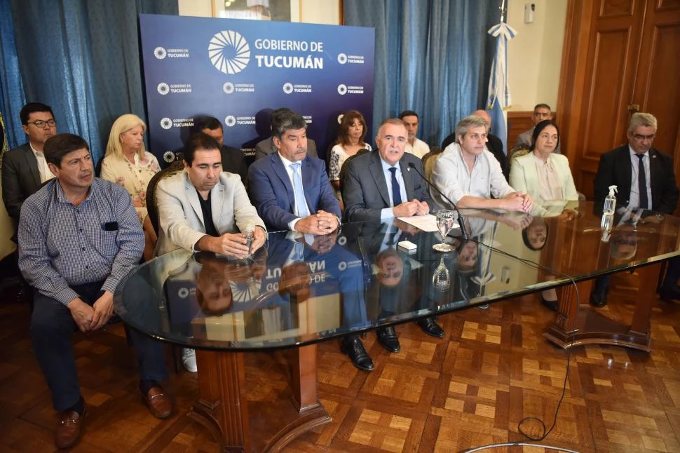 CON EL GABINETE. Jaldo explica su decisión en una conferencia. Lo acompañan Sergio Mansilla, Acevedo, Agustín Fernández y Elia Fernández. 