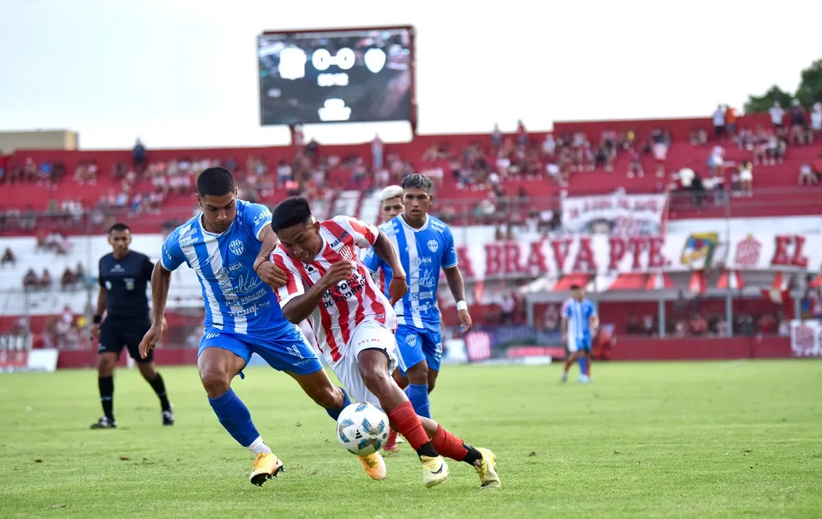 A PURA VELOCIDAD. Axel González ingresó en el complemento del partido. LA GACETA/ Foto de Inés Quinteros Orio.