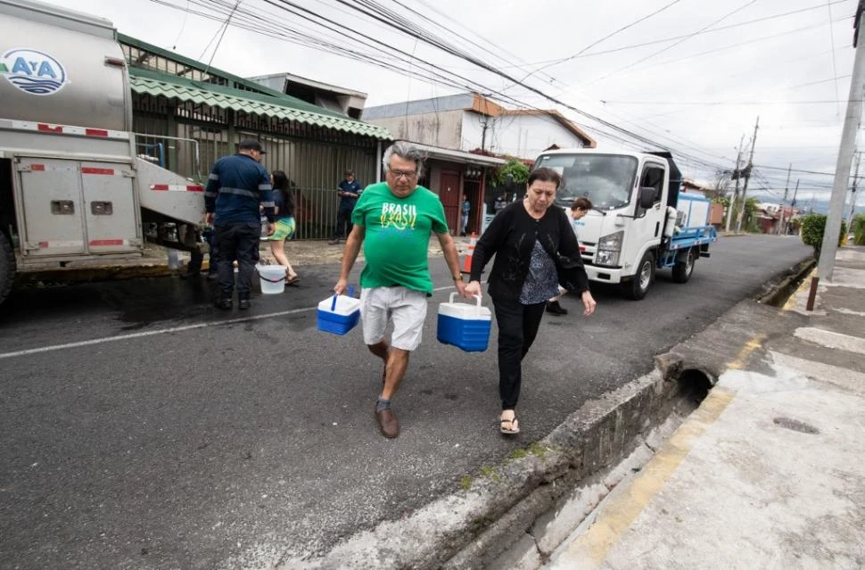 MAL GUSTO Y MAL OLOR. El agua no se puede beber en el país.