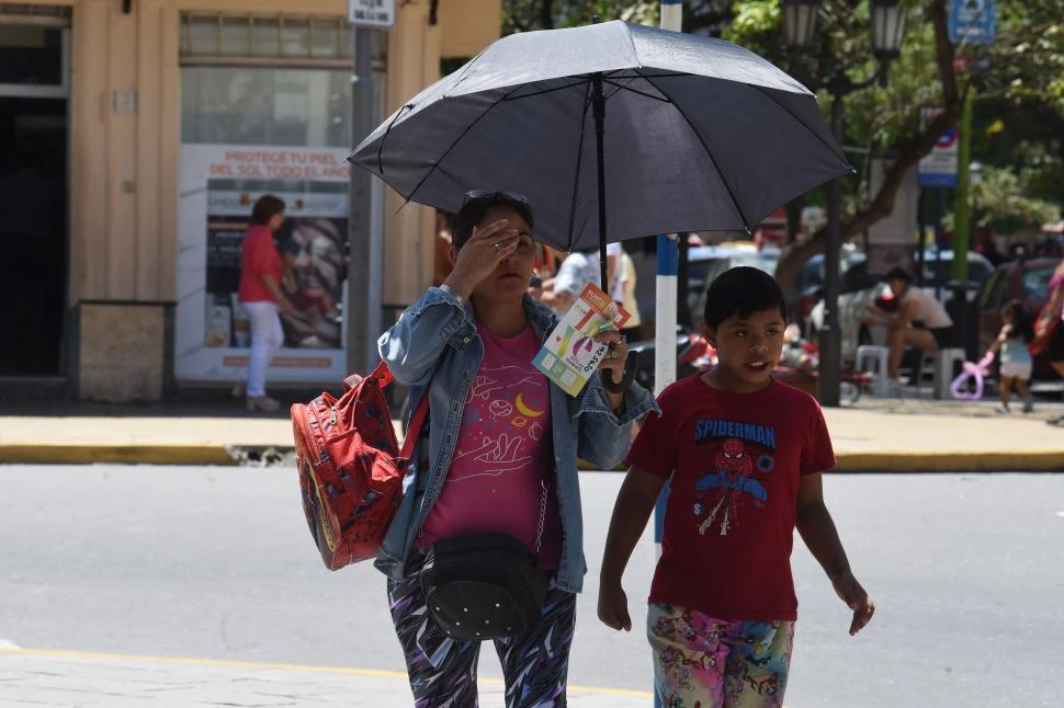 A CUBIERTO. El calor comenzó a tomar cuerpo en Tucumán y hay que prevenirse. 