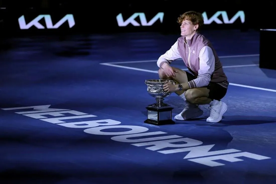 DUEÑO. Sinner en el tradicional momento de posar él solo con el trofeo de campeón.