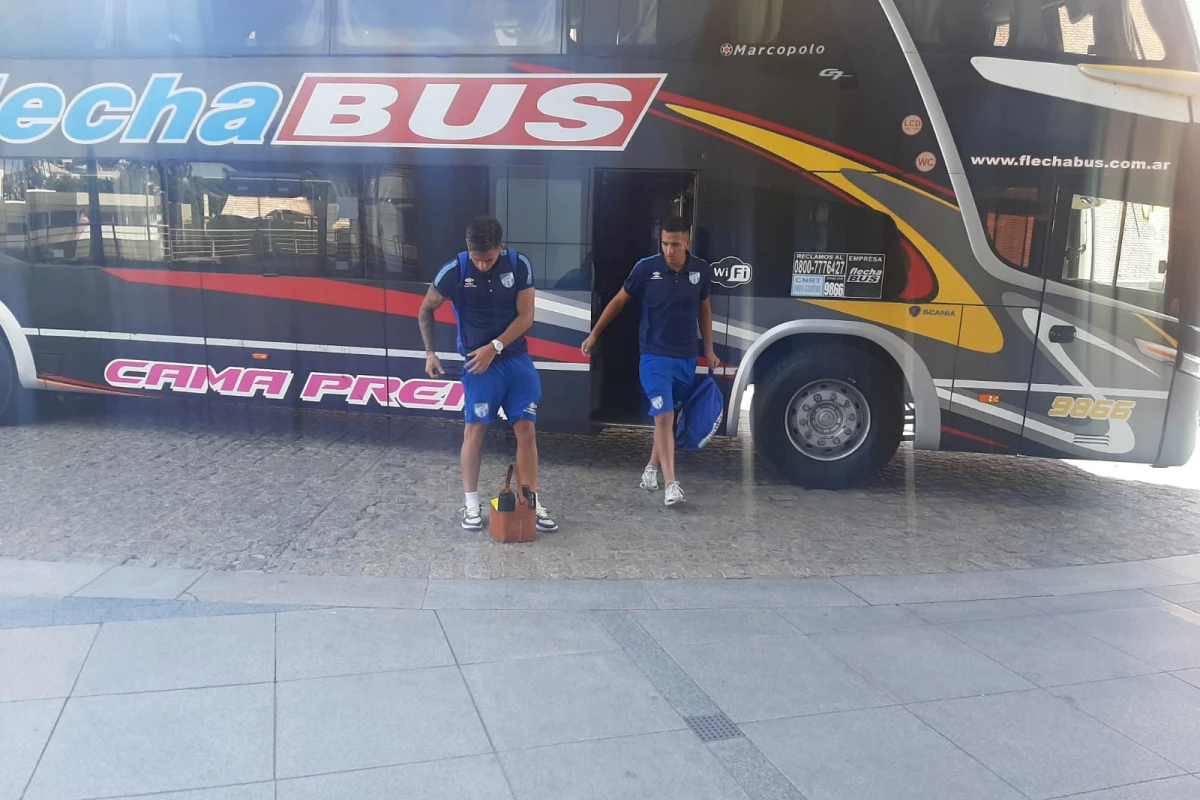 CAUDILLOS. Francisco Flores y Nicolás Romero bajan del colectivo para ingresar al hotel