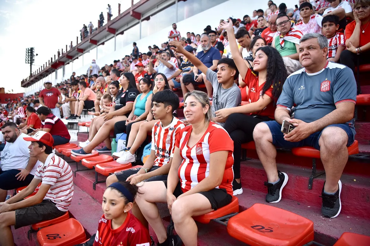 FELICES. A pesar de que era un partido amistoso, los hinchas no ocultaron su alegría por volver a La Ciudadela. LA GACETA/Foto de Inés Quinteros Orio.