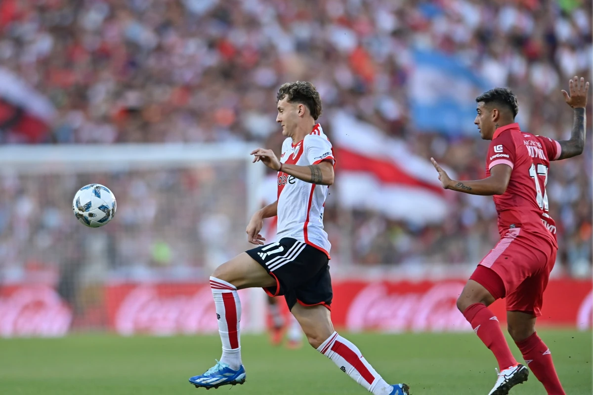 Jugada del partido. FOTO X @RiverPlate