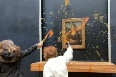 Dos activistas climáticas arrojaron sopa sobre La Gioconda en el Louvre