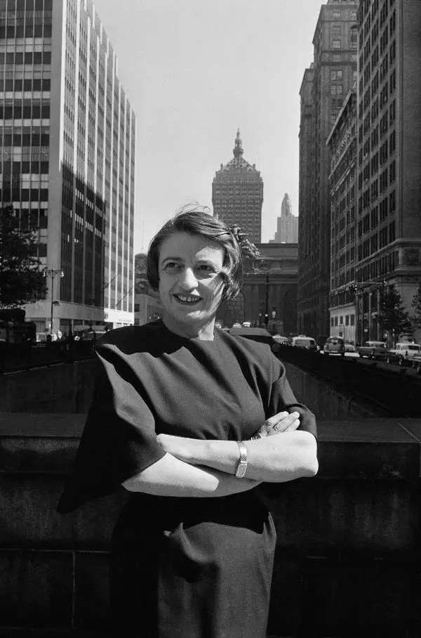 AYN RAND. Sus obras son utopías, pero en un sentido distinto: se refieren al individualismo y la libertad y no al orden social