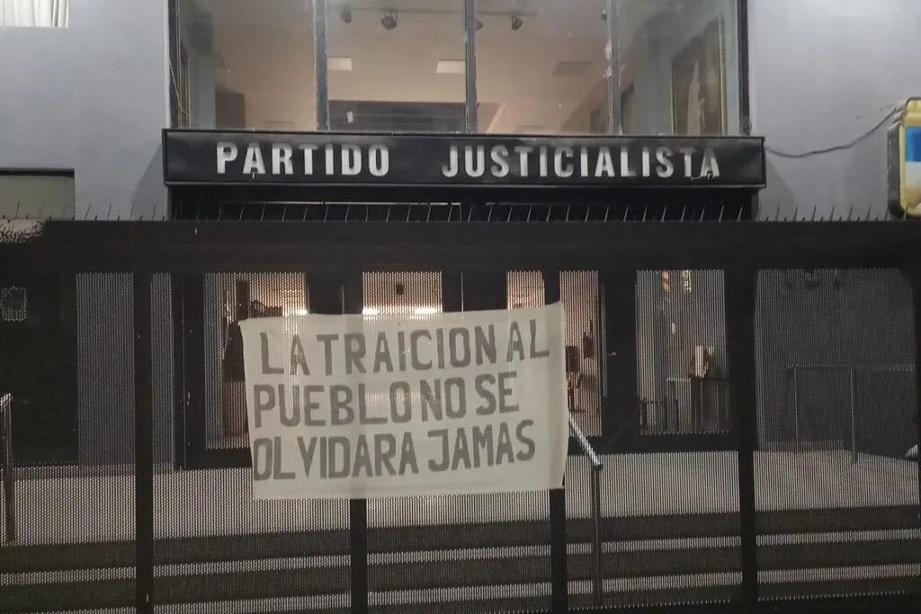 La traición al pueblo no se olvidará jamás: la curiosa consigna que apareció en la sede del PJ tucumano