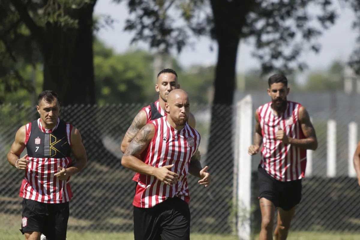 ENTRADA EN CALOR. Gonzalo Rodríguez, Agustín Dattola, Junior Arias y Juan Orellana se mostraron muy activos en el regreso a las prácticas. Foto Casm.