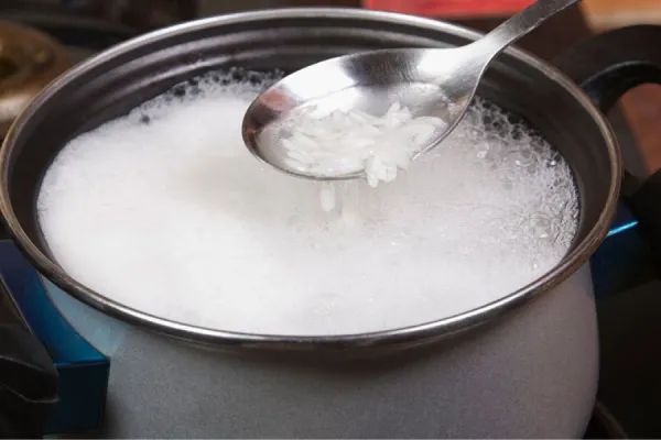 Cuáles son los beneficios de tomar agua de arroz en ayunas