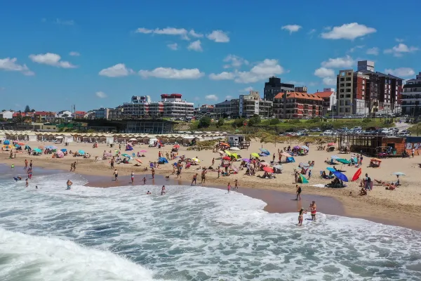 Cómo fue para los tucumanos veranear en la Costa Atlántica: Salir a comer era un lujo