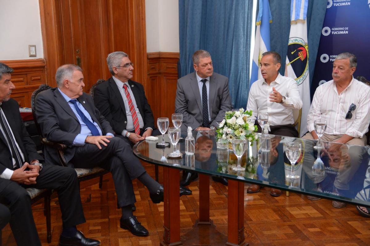 EN CASA DE GOBIERNO. El gobernador Jaldo y el vicegobernador Acevedo, junto a funcionarios y a representantes de la Cámara de la Construcción, encabezados por Jorge Garber. Foto de Archivo / Comunicación Pública