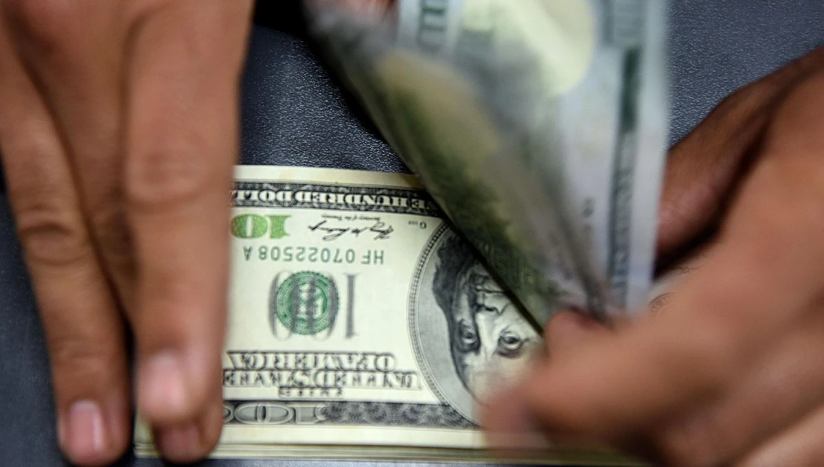 El dólar blue retrocedió $10 y finalizó a $1.215