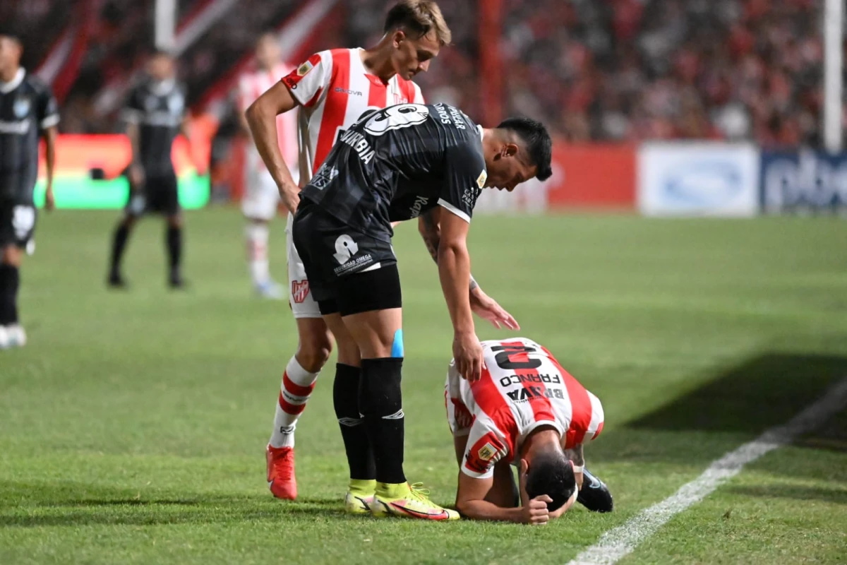 GOLPE. Franco recibió una dura infracción de Estigarribia, que asiste al defensor ante la mirada de Mainero. Foto de Ariel Carrera, especial para LA GACETA.