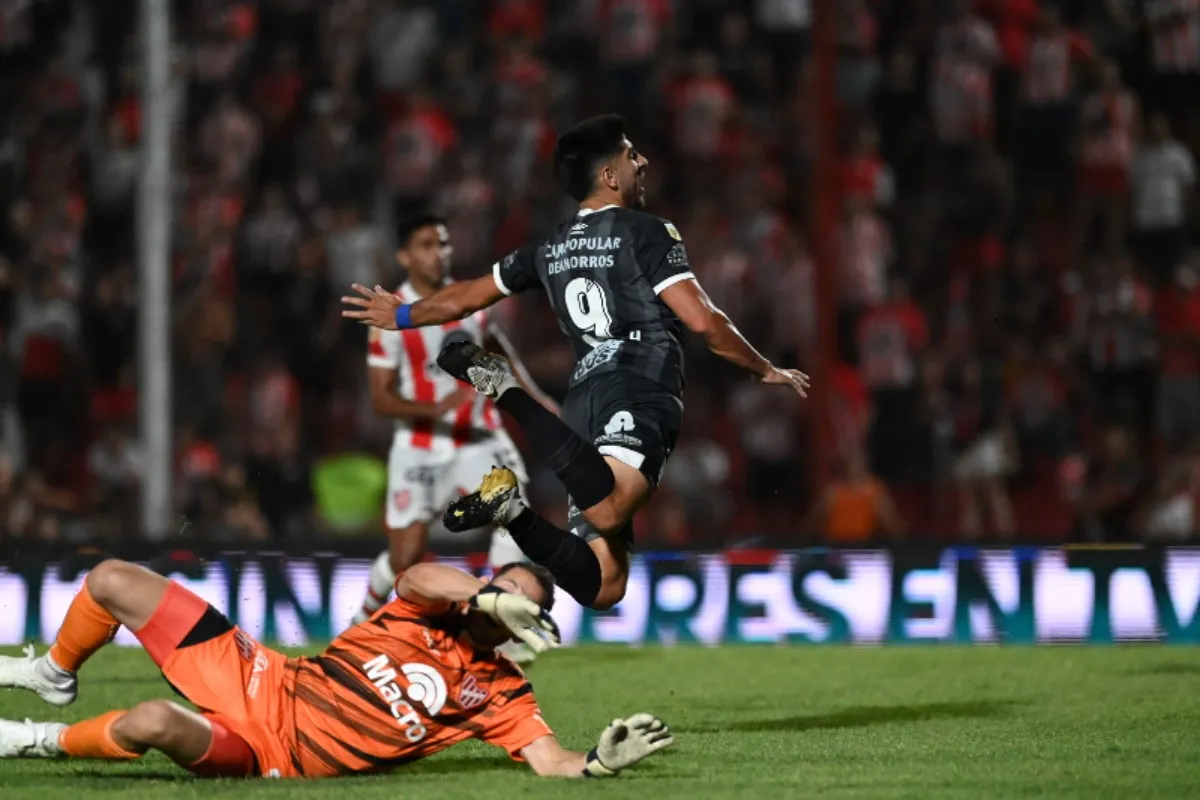 SIGA SIGA. Mateo Bajamich vuela ante la salida de Manuel Roffo; Andrés Merlos estuvo atento a la jugada y marcó saque de arco. Foto: Ariel Carrera, especial para LA GACETA