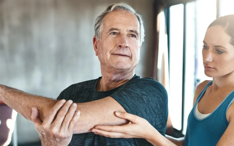 La enfermedad que debilita los huesos: la fruta que puede ayudar a prevenir la osteoporosis