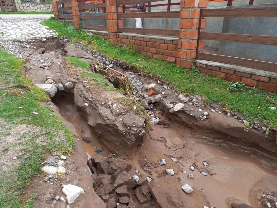 AHORA Y ANTES. El nuevo pasaje Adán Cruz permite que las aguas escurran sin causar daño.