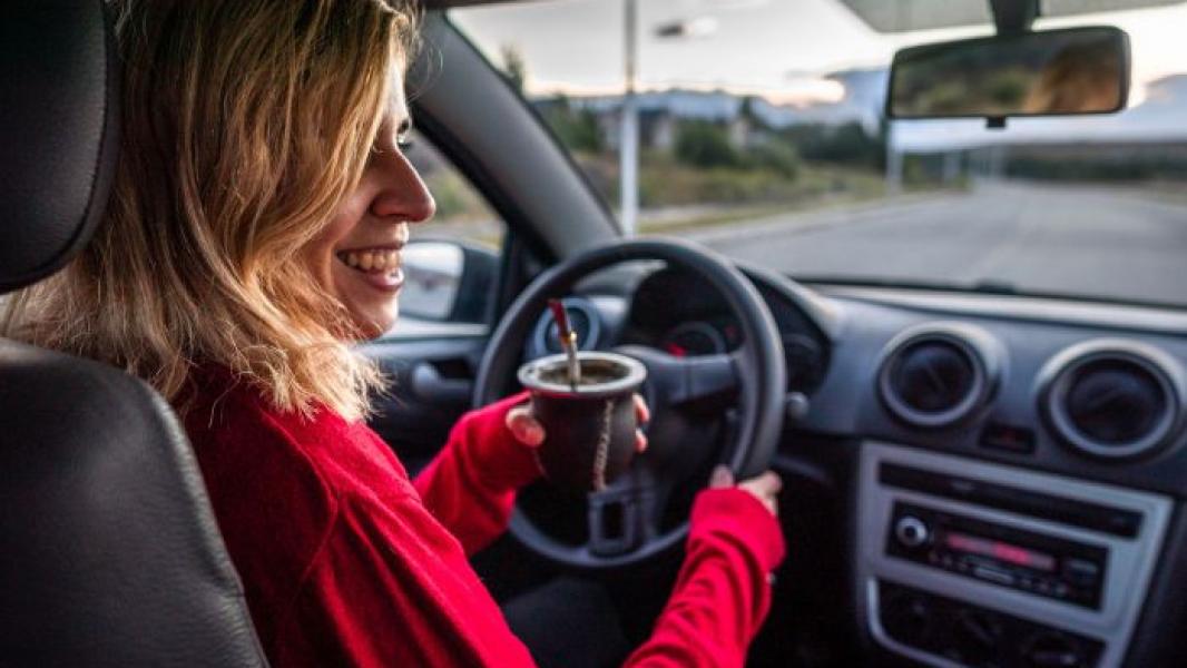 ¡Atención conductores! En qué provincias hacen multa por tomar mate mientras manejás