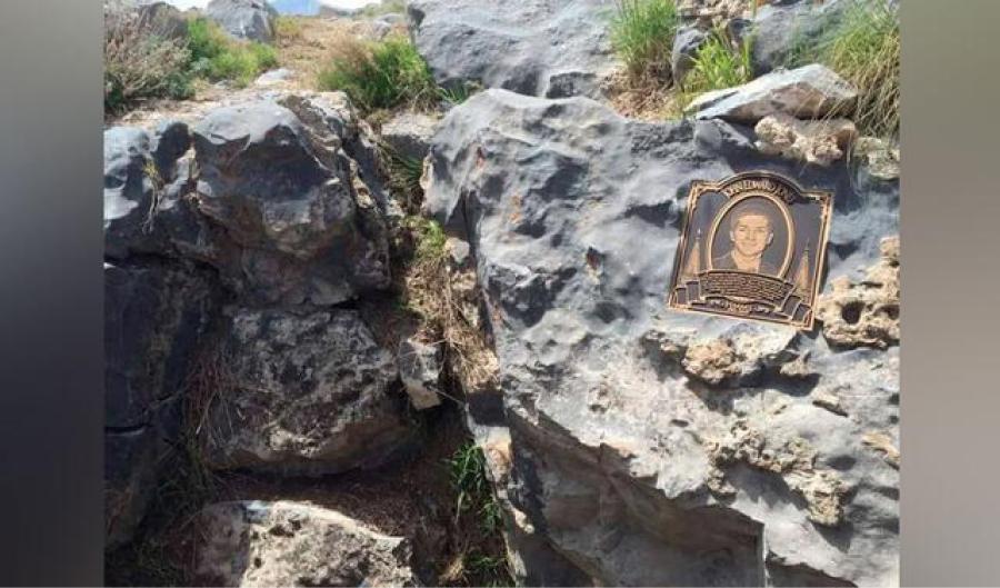 La familia de John colocó una placa en su memoria.