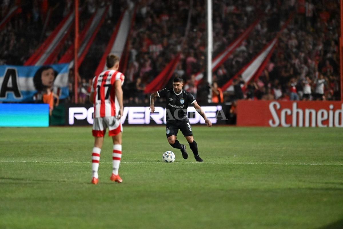 PAGÓ LOS PLATOS ROTOS. Gonzalo Paz domina la pelota ante la marca de Guido Mainero. El defensor de Atlético fue reemplazado en el entretiempo. Foto: Ariel Carreras, especial para LA GACETA.