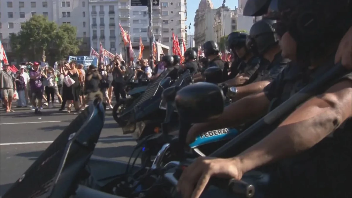 Incidentes entre la Policía y los manifestantes afuera del Congreso por la ley ómnibus