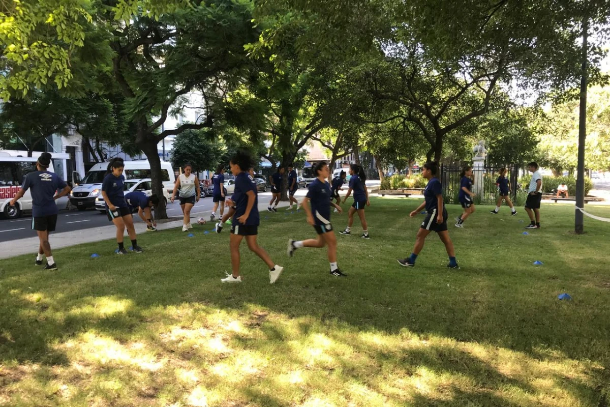 ACTIVACIÓN. El plantel comandado por Emiliano Herrera se entrenó ayer y el martes en la plaza Chubut, frente al hotel en el que están concentradas. Hoy a las 17, enfrentarán a San Lorenzo.