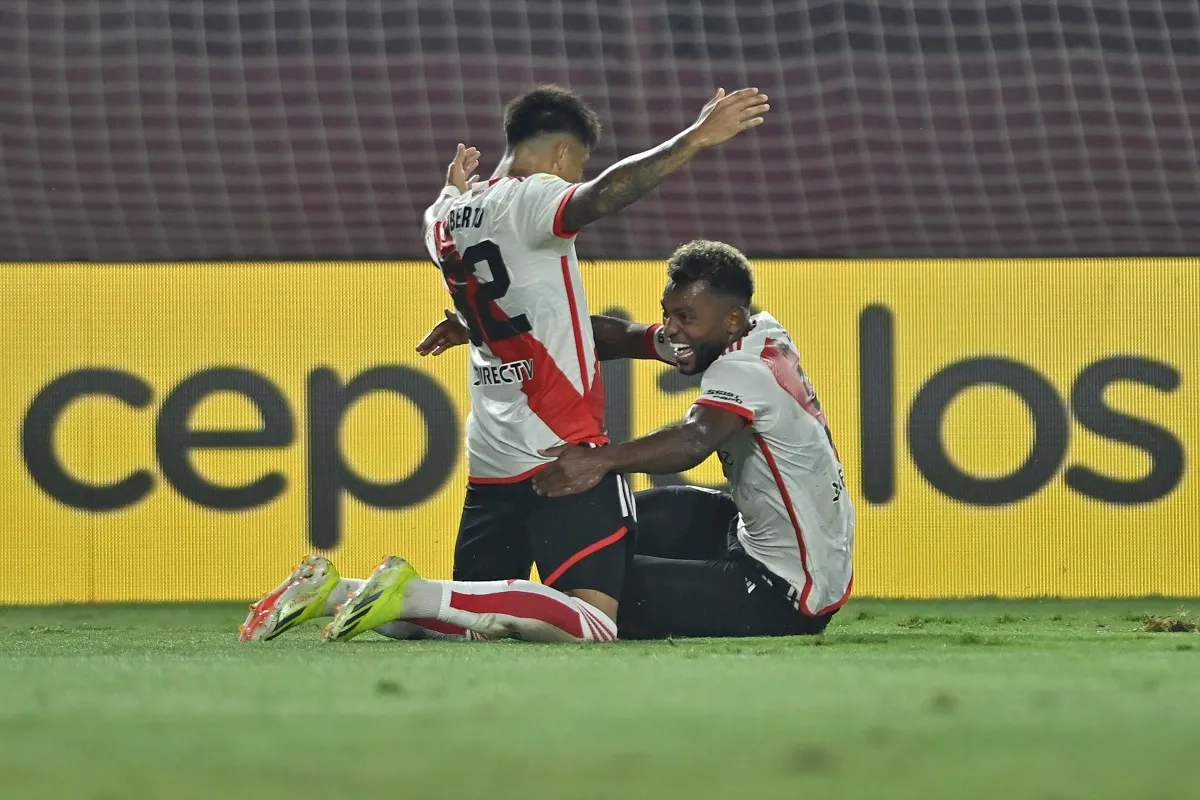 SONRISA COMPARTIDA. Agustín Ruberto celebra su golazo con Miguel Borja, autor del primer tanto. Foto de River.