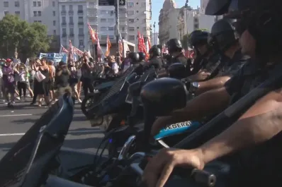 Incidentes entre la Policía y los manifestantes afuera del Congreso por la ley ómnibus