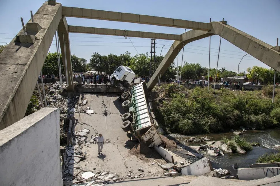 PUENTE CAÍDO EN CANAL SUR. Foto de Archivo LA GACETA