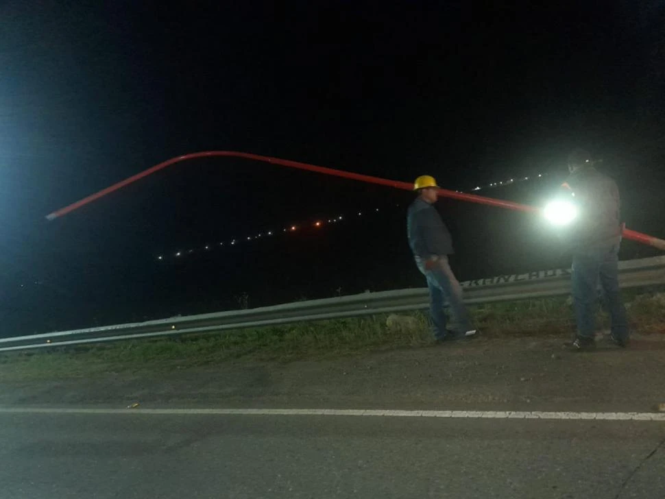 LA MAYOR PREOCUPACIÓN. Los ladrones derriban las columnas del alumbrado para apoderarse de las luminarias, provocando un daño mayor.