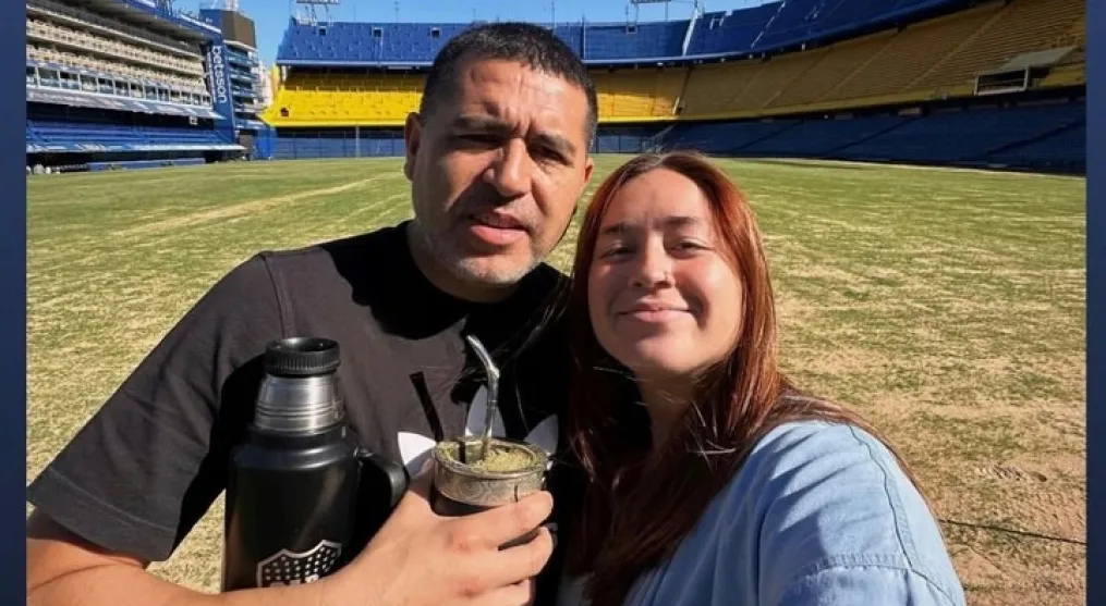 EN CASA. Román fue a supervisar los trabajos en La Bombonera y se tomó una foto con su hija. 