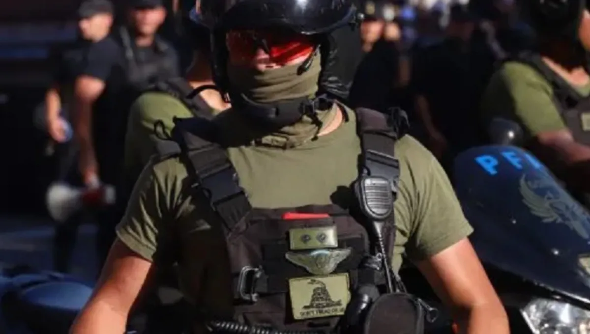 Polémica por Policía con la bandera libertaria en su uniforme