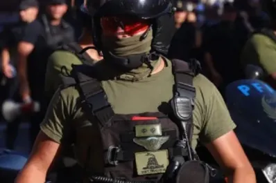 Qué dijo Bullrich sobre la polémica en torno al policía que portaba la bandera libertaria en su uniforme