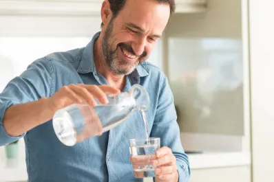 ¿Por qué no aconsejan tomar agua antes de las comidas?